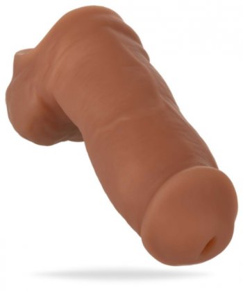 Bekväm packer penis tillverkad av supermjuk silikon. Kompatibel med alla packer gear selar. Stand-to-pee funktionell. Enkel.