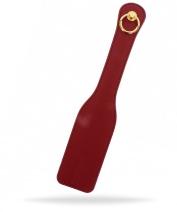 Röd piska tillverkad av högkvalitativ och slitstarkt PU-läder. Med guldiga detaljer av nickelfri metall. Bekväm i handen.