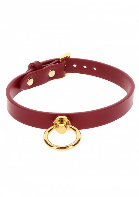 Rött halsband av högkvalitativ PU-läder med guldiga detaljer av nickelfri metall. Slitstarka material. Justerbar passform.