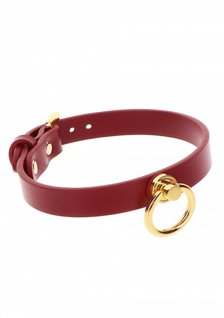 Rött halsband av högkvalitativ PU-läder med guldiga detaljer av nickelfri metall. Slitstarka material. Justerbar passform.