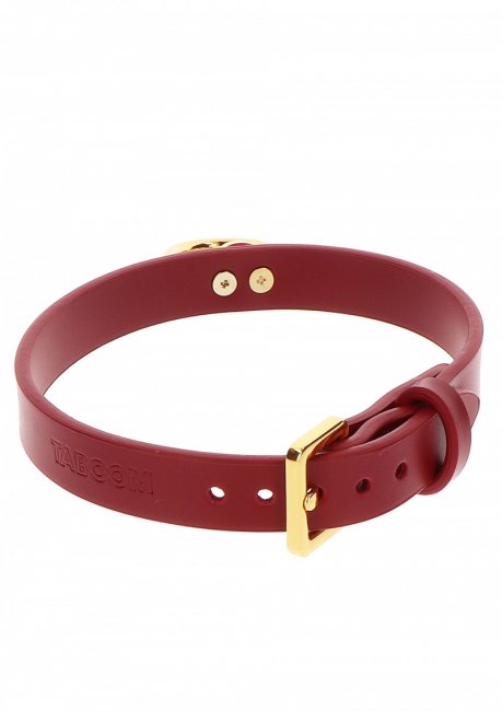 Rött halsband av högkvalitativ PU-läder med guldiga detaljer av nickelfri metall. Slitstarka material. Justerbar passform.