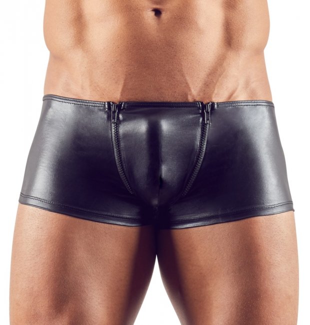 Korta byxor men en söm baktill som framhäver rumpans konturer. Två dragkedjor framtill runt paketet. Glansigt material.