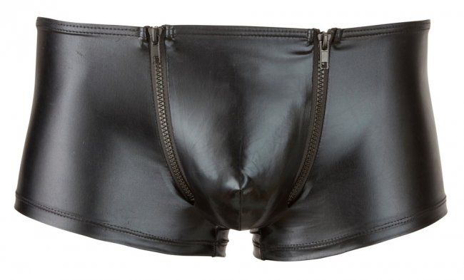 Korta byxor men en söm baktill som framhäver rumpans konturer. Två dragkedjor framtill runt paketet. Glansigt material.