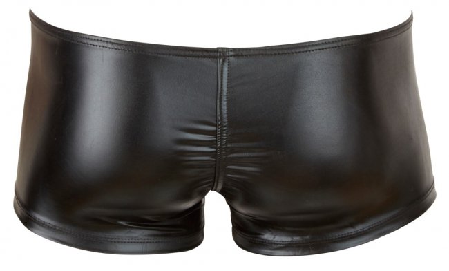 Korta byxor men en söm baktill som framhäver rumpans konturer. Två dragkedjor framtill runt paketet. Glansigt material.