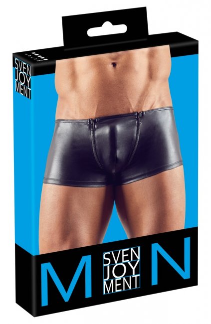 Korta byxor men en söm baktill som framhäver rumpans konturer. Två dragkedjor framtill runt paketet. Glansigt material.